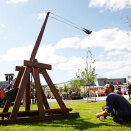 Hvert år arrangeres det middelalderfestival i Re. Endre Vingereid demonstrerer datidens våpenteknologi og skyter kålrot med trebuchet  (Foto: Håkon Mosvold Larsen / NTB scanpix)